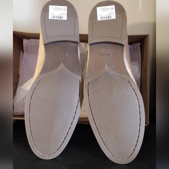 NIB MEN'S CLARKS TAUPE LOAFERS - Picture 12 of 12